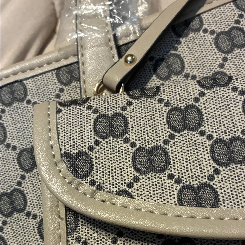 Beige and Black Tote Bag with wristlet - Picture 5 of 6